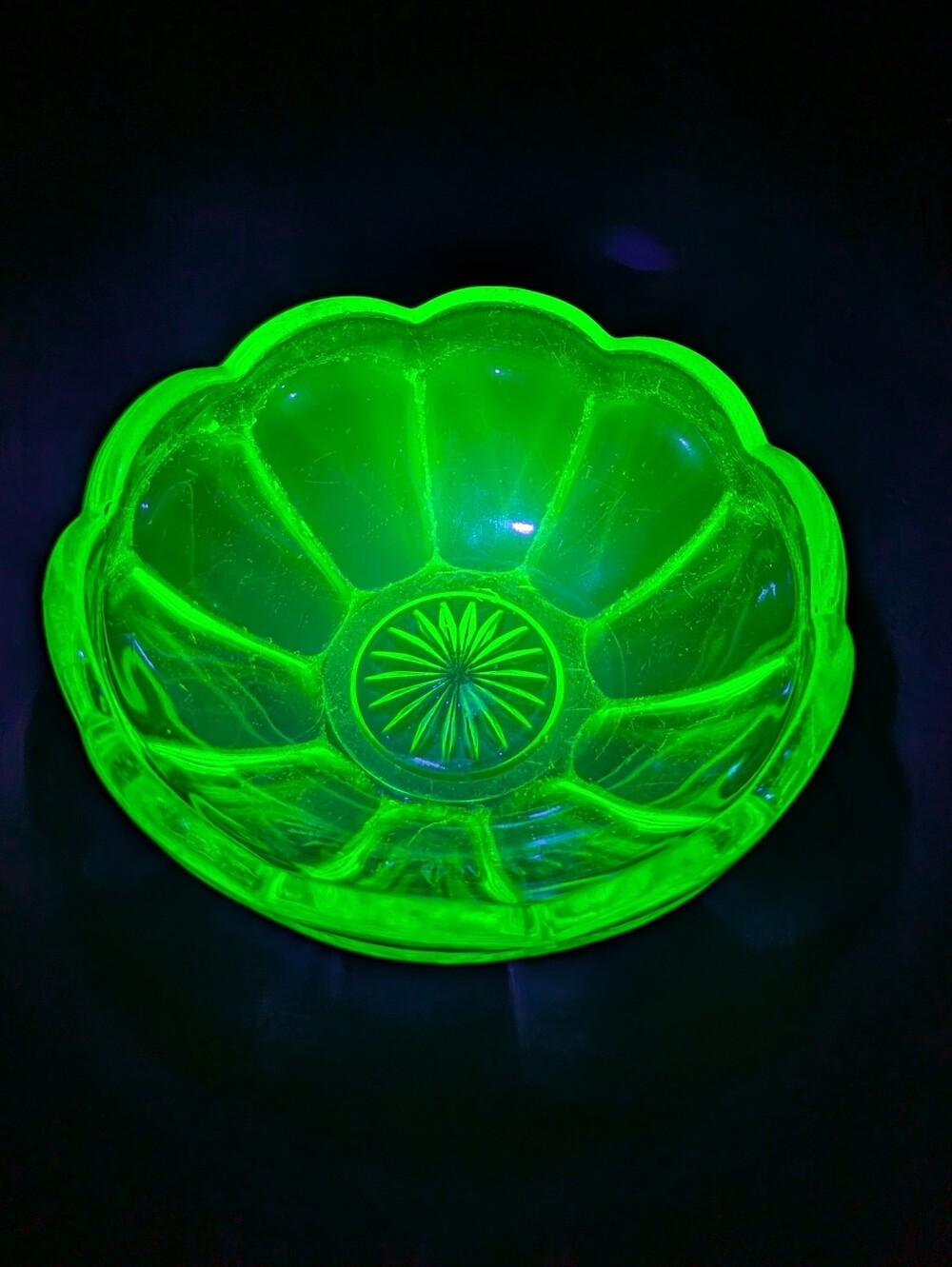 Vtg Uranium Dessert Bowl Fruit Sherbet Green Glass UV Glows